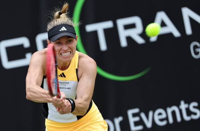Berlin, 18.06.2024, Tennis: ecotrans Ladies Open Berlin im Steffi-Graf-Stadion. Damen, Einzel, Noskova (Tschechien) - Kerber (Deutschland). Angelique Kerber (Deutschland) retourniert einen Ball. ecotrans Ladies Open Berlin 2024