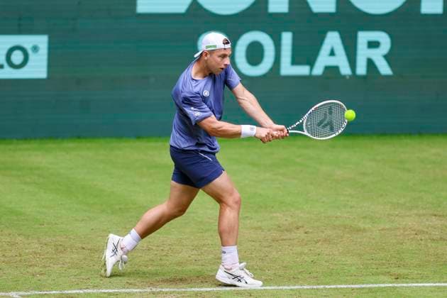 Tallon Griekspoor (Netherlands) kontrolliert den Ball, TERRA WORTMANN Open 2024, Jannik Sinner vs Tallon Griekspoor, Gerry-Weber-Stadion, 18.06.2024, Halle, Deutschland.