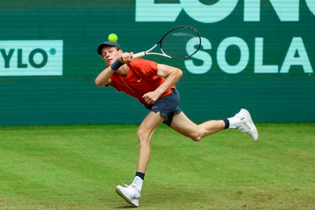 Jannik Sinner (Italy) kontrolliert den Ball, TERRA WORTMANN Open 2024, Jannik Sinner vs Tallon Griekspoor, Gerry-Weber-Stadion, 18.06.2024, Halle, Deutschland.