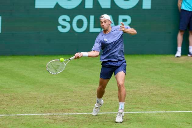 Tallon Griekspoor (Netherlands) kontrolliert den Ball, TERRA WORTMANN Open 2024, Jannik Sinner vs Tallon Griekspoor, Gerry-Weber-Stadion, 18.06.2024, Halle, Deutschland.