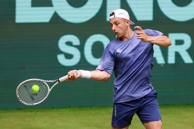 Tallon Griekspoor (Netherlands) kontrolliert den Ball, TERRA WORTMANN Open 2024, Jannik Sinner vs Tallon Griekspoor, Gerry-Weber-Stadion, 18.06.2024, Halle, Deutschland.
