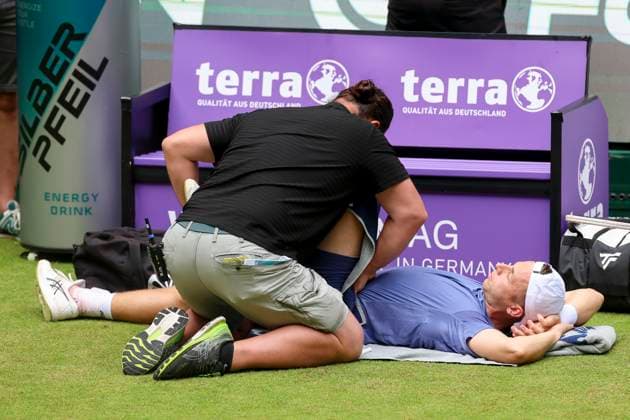 Tallon Griekspoor (Netherlands) wird auf dem Platz verletzungsbedingt behandelt, TERRA WORTMANN Open 2024, Jannik Sinner vs Tallon Griekspoor, Gerry-Weber-Stadion, 18.06.2024, Halle, Deutschland.