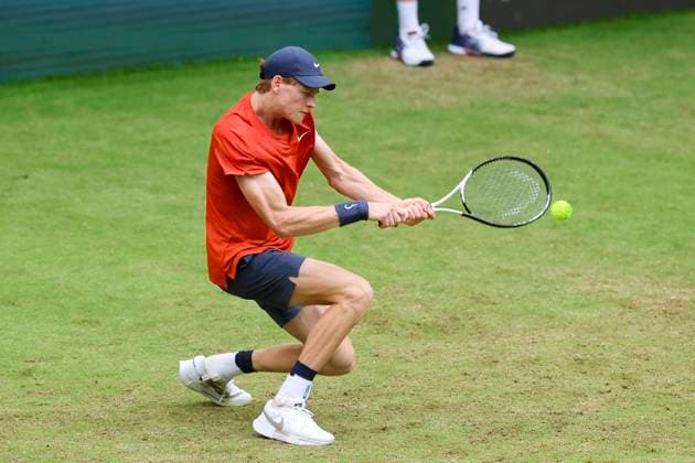 Jannik Sinner (Italy) kontrolliert den Ball, TERRA WORTMANN Open 2024, Jannik Sinner vs Tallon Griekspoor, Gerry-Weber-Stadion, 18.06.2024, Halle, Deutschland.