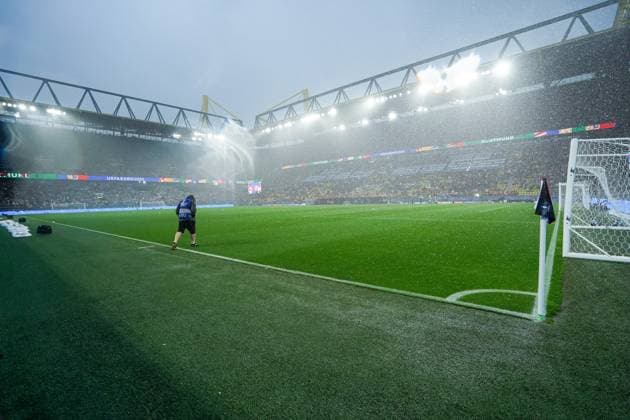 Dortmund, Germany, June 18th 2024: Heavy rain effecting the pitch inside the stadium prior to the UEFA EURO, EM, Europameisterschaft,Fussball 2024 Germany Group F football match between Turkiye and Georgia at BVB Stadion Dortmund in Dortmund, Germany. (Daniela Porcelli SPP) Copyright: xDanielaxPorcellix xSPPx spp-en-DaPoSp-20240618-DP306981