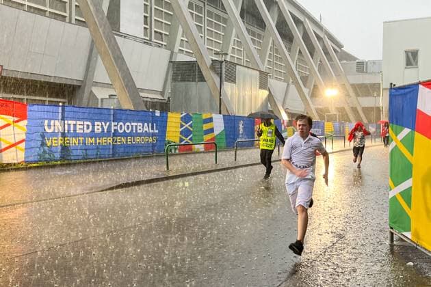 Türkische und Georgische Fans flüchten vor dem Regen unter den Eingang der Westfalenhalle - Dortmund 18.06.2024: Türkei vs. Georgien, EURO2024 M11, Gruppe F, EM-Arena Dortmund