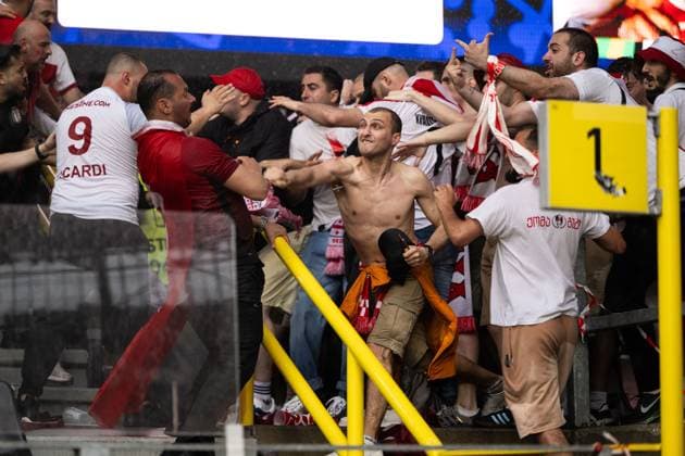 Sport Bilder des Tages 240618 Brawl between fans of Türkiye and of Georgia ahead of the UEFA EURO, EM, Europameisterschaft,Fussball 2024 Football Championship match between Türkiye and Georgia on June 18, 2024 in Dortmund. Photo: Jesper Zerman BILDBYRAN kod JZ JZ0541 fotboll football soccer fotball fotbolls-em europamästerskap em uefa euro uefa european football championship euro 2024 türkiye georgien georgia bbeng turkiet turkey publik Copyright: JESPERxZERMAN BB240618JZ014