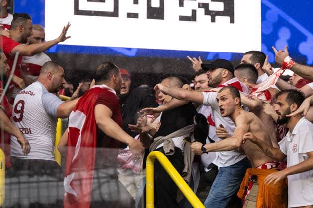 240618 Brawl between fans of Türkiye and of Georgia ahead of the UEFA EURO, EM, Europameisterschaft,Fussball 2024 Football Championship match between Türkiye and Georgia on June 18, 2024 in Dortmund. Photo: Jesper Zerman BILDBYRAN kod JZ JZ0541 fotboll football soccer fotball fotbolls-em europamästerskap em uefa euro uefa european football championship euro 2024 türkiye georgien georgia bbeng turkiet turkey publik Copyright: JESPERxZERMAN BB240618JZ015
