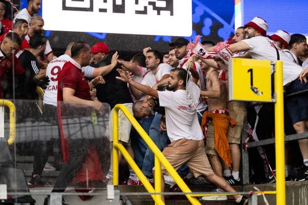240618 Brawl between fans of Türkiye and of Georgia ahead of the UEFA EURO, EM, Europameisterschaft,Fussball 2024 Football Championship match between Türkiye and Georgia on June 18, 2024 in Dortmund. Photo: Jesper Zerman BILDBYRAN kod JZ JZ0541 fotboll football soccer fotball fotbolls-em europamästerskap em uefa euro uefa european football championship euro 2024 türkiye georgien georgia bbeng turkiet turkey publik Copyright: JESPERxZERMAN BB240618JZ016
