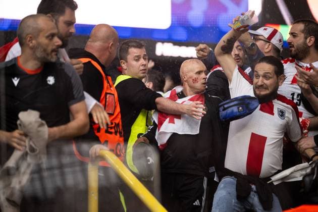 240618 Brawl between fans of Türkiye and of Georgia ahead of the UEFA EURO, EM, Europameisterschaft,Fussball 2024 Football Championship match between Türkiye and Georgia on June 18, 2024 in Dortmund. Photo: Jesper Zerman BILDBYRAN kod JZ JZ0541 fotboll football soccer fotball fotbolls-em europamästerskap em uefa euro uefa european football championship euro 2024 türkiye georgien georgia bbeng turkiet turkey publik Copyright: JESPERxZERMAN BB240618JZ018