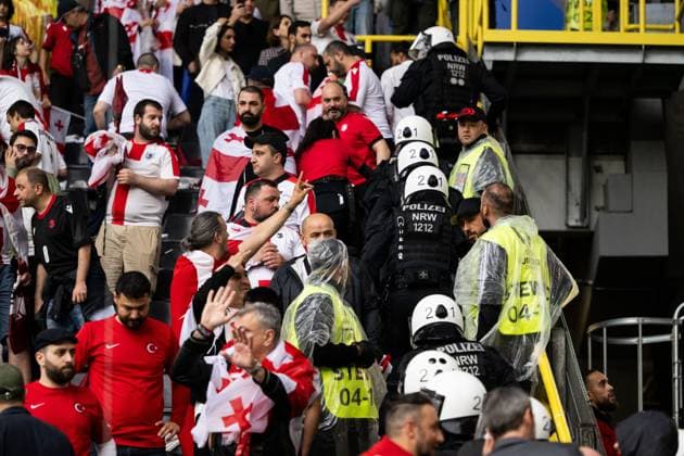 240618 Police between fans of Türkiye and of Georgia ahead of the UEFA EURO, EM, Europameisterschaft,Fussball 2024 Football Championship match between Türkiye and Georgia on June 18, 2024 in Dortmund. Photo: Jesper Zerman BILDBYRAN kod JZ JZ0541 fotboll football soccer fotball fotbolls-em europamästerskap em uefa euro uefa european football championship euro 2024 türkiye georgien georgia bbeng turkiet turkey publik Copyright: JESPERxZERMAN BB240618JZ023
