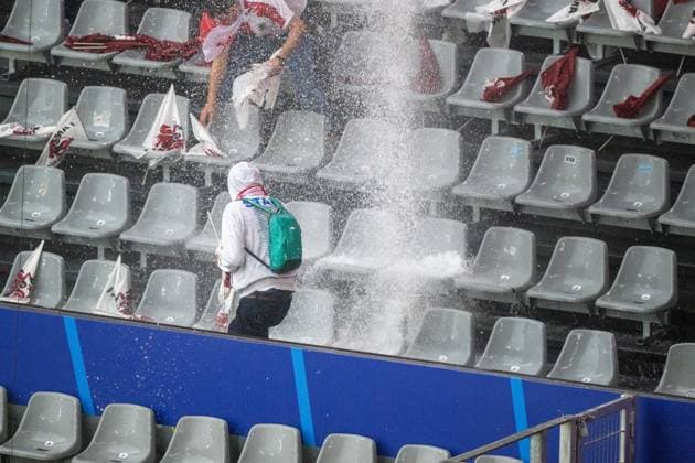 GER, EURO 2024, Group F, Türkei (Tur) vs Georgien (GEO) 18.06.2024, BVB Stadium Dortmund, Dortmund, GER, EURO 2024, Group F, Türkei (Tur) vs Georgien (GEO) Im Bild: Starkregen über dem Stadion in Dortmund bis auf die Tribüne, Sitzplätze, die Choreo musste beseitigt werden Unwetter