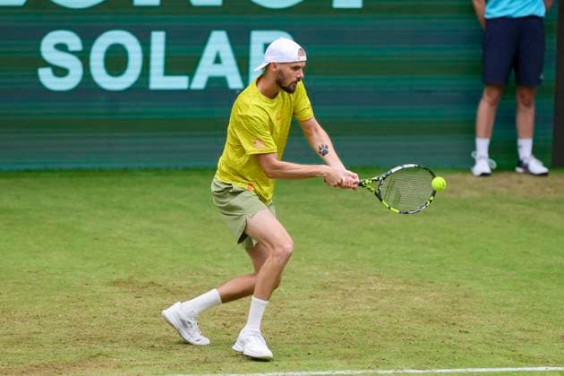 Oscar Otte (Germany) kontrolliert den Ball, TERRA WORTMANN Open 2024, Oscar Otte vs Alexander Zverev, Gerry-Weber-Stadion, 18.06.2024, Halle, Deutschland.