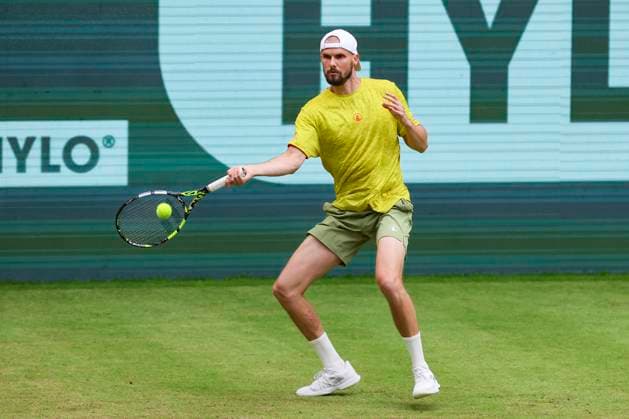 Oscar Otte (Germany) kontrolliert den Ball, TERRA WORTMANN Open 2024, Oscar Otte vs Alexander Zverev, Gerry-Weber-Stadion, 18.06.2024, Halle, Deutschland.