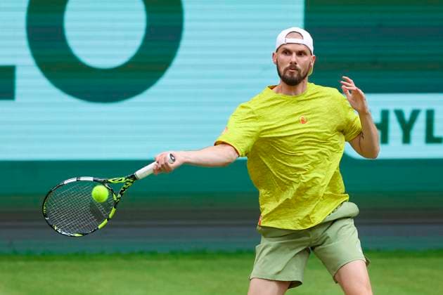 Oscar Otte (Germany) kontrolliert den Ball, TERRA WORTMANN Open 2024, Oscar Otte vs Alexander Zverev, Gerry-Weber-Stadion, 18.06.2024, Halle, Deutschland.