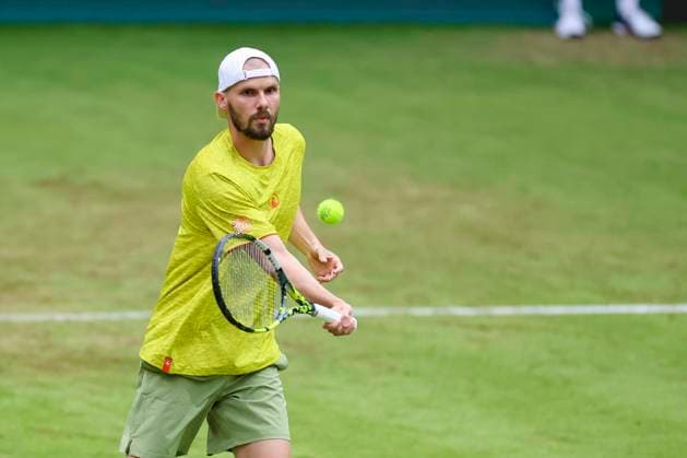 Oscar Otte (Germany) kontrolliert den Ball, TERRA WORTMANN Open 2024, Oscar Otte vs Alexander Zverev, Gerry-Weber-Stadion, 18.06.2024, Halle, Deutschland.