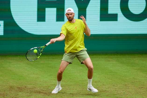 Oscar Otte (Germany) kontrolliert den Ball, TERRA WORTMANN Open 2024, Oscar Otte vs Alexander Zverev, Gerry-Weber-Stadion, 18.06.2024, Halle, Deutschland.
