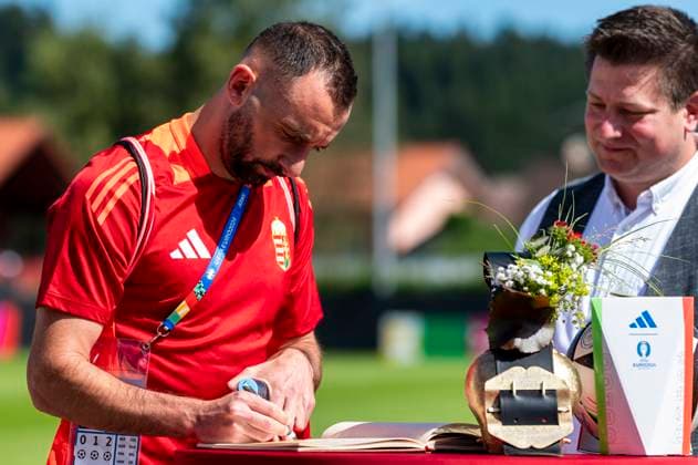 EURO 2024, Nationalteam Ungarn trägt sich ins goldene Buch der Stadt Weiler im Allgäu ein Attila Fiola (5, Ungarn) traegt sich in das goldene Buch der Stadt ein