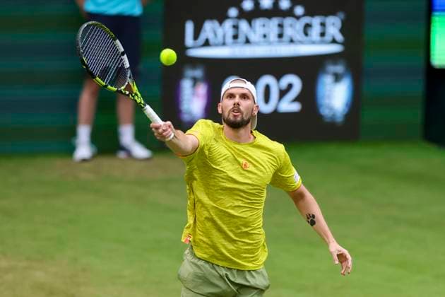 Oscar Otte (Germany) kontrolliert den Ball, TERRA WORTMANN Open 2024, Oscar Otte vs Alexander Zverev, Gerry-Weber-Stadion, 18.06.2024, Halle, Deutschland.
