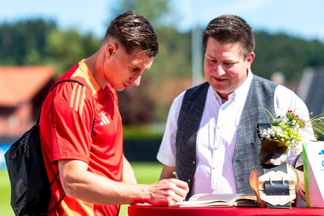 EURO 2024, Nationalteam Ungarn trägt sich ins goldene Buch der Stadt Weiler im Allgäu ein Willi Orban (6, Ungarn) traegt sich in das goldene Buch der Stadt ein