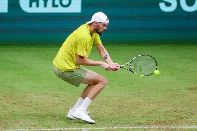Oscar Otte (Germany) kontrolliert den Ball, TERRA WORTMANN Open 2024, Oscar Otte vs Alexander Zverev, Gerry-Weber-Stadion, 18.06.2024, Halle, Deutschland.