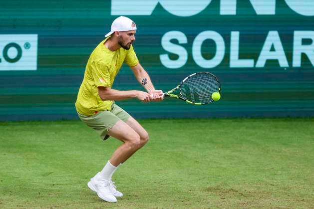 Oscar Otte (Germany) kontrolliert den Ball, TERRA WORTMANN Open 2024, Oscar Otte vs Alexander Zverev, Gerry-Weber-Stadion, 18.06.2024, Halle, Deutschland.