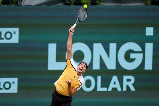 Alexander Zverev (Germany) kontrolliert den Ball, TERRA WORTMANN Open 2024, Oscar Otte vs Alexander Zverev, Gerry-Weber-Stadion, 18.06.2024, Halle, Deutschland.