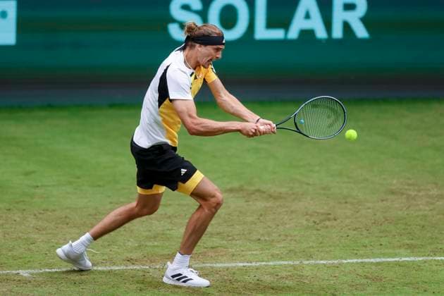 Alexander Zverev (Germany) kontrolliert den Ball, TERRA WORTMANN Open 2024, Oscar Otte vs Alexander Zverev, Gerry-Weber-Stadion, 18.06.2024, Halle, Deutschland.