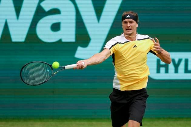 Alexander Zverev (Germany) kontrolliert den Ball, TERRA WORTMANN Open 2024, Oscar Otte vs Alexander Zverev, Gerry-Weber-Stadion, 18.06.2024, Halle, Deutschland.