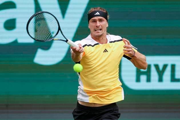 Alexander Zverev (Germany) kontrolliert den Ball, TERRA WORTMANN Open 2024, Oscar Otte vs Alexander Zverev, Gerry-Weber-Stadion, 18.06.2024, Halle, Deutschland.