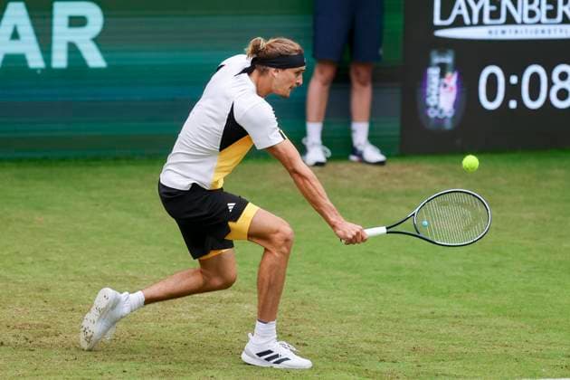 Alexander Zverev (Germany) kontrolliert den Ball, TERRA WORTMANN Open 2024, Oscar Otte vs Alexander Zverev, Gerry-Weber-Stadion, 18.06.2024, Halle, Deutschland.