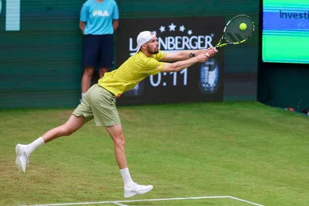Oscar Otte (Germany) kontrolliert den Ball, TERRA WORTMANN Open 2024, Oscar Otte vs Alexander Zverev, Gerry-Weber-Stadion, 18.06.2024, Halle, Deutschland.