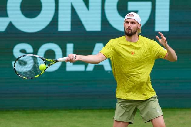 Oscar Otte (Germany) kontrolliert den Ball, TERRA WORTMANN Open 2024, Oscar Otte vs Alexander Zverev, Gerry-Weber-Stadion, 18.06.2024, Halle, Deutschland.