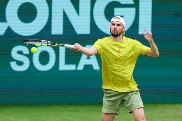 Oscar Otte (Germany) kontrolliert den Ball, TERRA WORTMANN Open 2024, Oscar Otte vs Alexander Zverev, Gerry-Weber-Stadion, 18.06.2024, Halle, Deutschland.