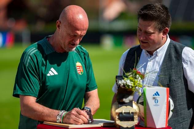 EURO 2024, Nationalteam Ungarn trägt sich ins goldene Buch der Stadt Weiler im Allgäu ein Marco Rossi (Trainer, Ungarn) mit Buergermeister Tobias Paintner