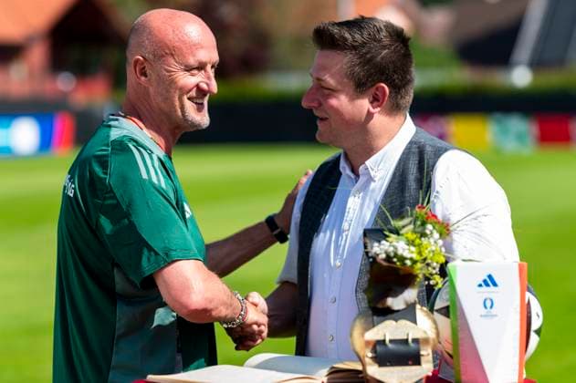 EURO 2024, Nationalteam Ungarn trägt sich ins goldene Buch der Stadt Weiler im Allgäu ein Marco Rossi (Trainer, Ungarn) mit Buergermeister Tobias Paintner