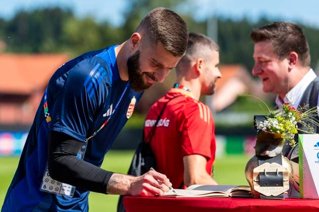 EURO 2024, Nationalteam Ungarn trägt sich ins goldene Buch der Stadt Weiler im Allgäu ein Peter Szappanos (22, TW, Ungarn) traegt sich in das goldene Buch der Stadt ein