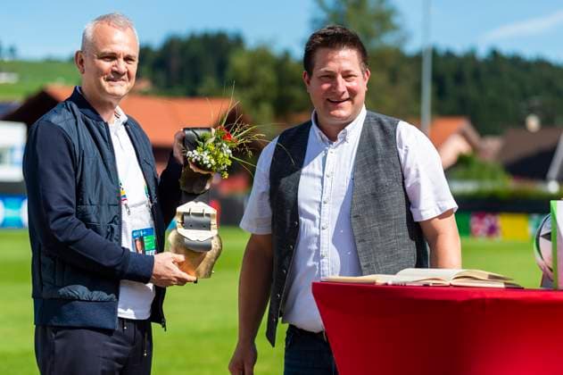 EURO 2024, Nationalteam Ungarn trägt sich ins goldene Buch der Stadt Weiler im Allgäu ein Marton Vagi (Generalsekretaer Ungarischer Fussballverband MLSZ) mit Buergermeister Tobias Paintner