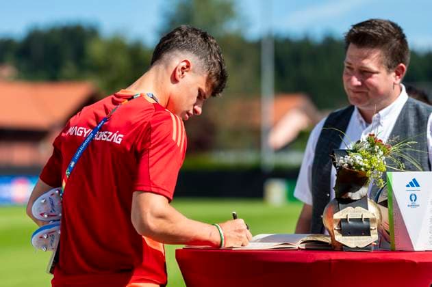 EURO 2024, Nationalteam Ungarn trägt sich ins goldene Buch der Stadt Weiler im Allgäu ein Milos Kerkez (11, Ungarn) traegt sich in das goldene Buch der Stadt ein