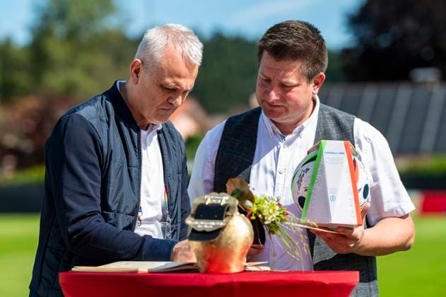 EURO 2024, Nationalteam Ungarn trägt sich ins goldene Buch der Stadt Weiler im Allgäu ein Marton Vagi (Generalsekretaer Ungarischer Fussballverband MLSZ) mit Buergermeister Tobias Paintner