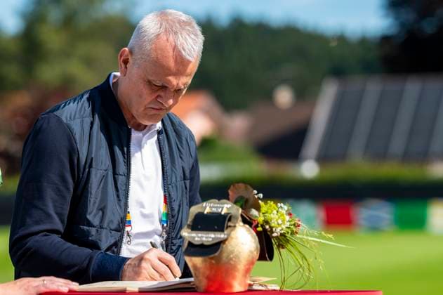 EURO 2024, Nationalteam Ungarn trägt sich ins goldene Buch der Stadt Weiler im Allgäu ein Marton Vagi (Generalsekretaer Ungarischer Fussballverband MLSZ)