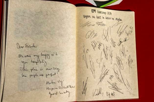 EURO 2024, Nationalteam Ungarn trägt sich ins goldene Buch der Stadt Weiler im Allgäu ein Eintrag im goldenen Buch der Stadt Weiler im Allgaeu der ungarischen Nationalmannschaft zur Euro 2024