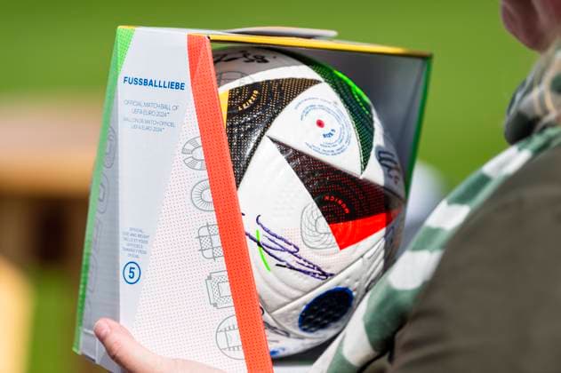 EURO 2024, Nationalteam Ungarn trägt sich ins goldene Buch der Stadt Weiler im Allgäu ein Unterschriebener EM-Ball von der ungarischen Mannschaft