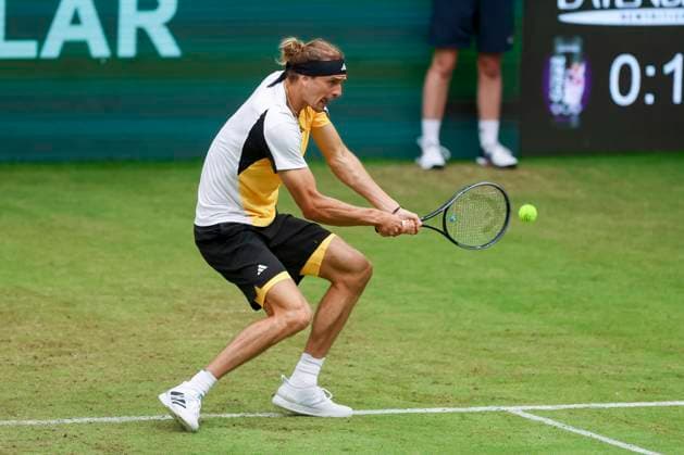 Alexander Zverev (Germany) kontrolliert den Ball, TERRA WORTMANN Open 2024, Oscar Otte vs Alexander Zverev, Gerry-Weber-Stadion, 18.06.2024, Halle, Deutschland.