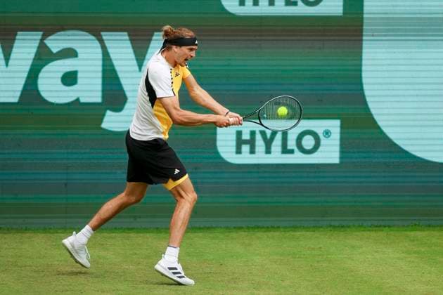 Alexander Zverev (Germany) kontrolliert den Ball, TERRA WORTMANN Open 2024, Oscar Otte vs Alexander Zverev, Gerry-Weber-Stadion, 18.06.2024, Halle, Deutschland.
