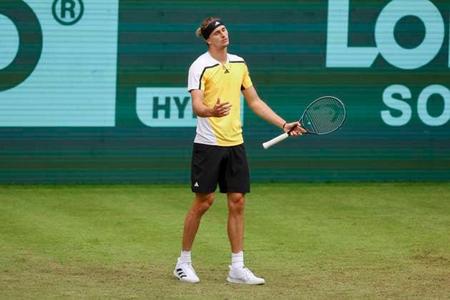 Alexander Zverev (Germany) schaut enttaeuscht, TERRA WORTMANN Open 2024, Oscar Otte vs Alexander Zverev, Gerry-Weber-Stadion, 18.06.2024, Halle, Deutschland.