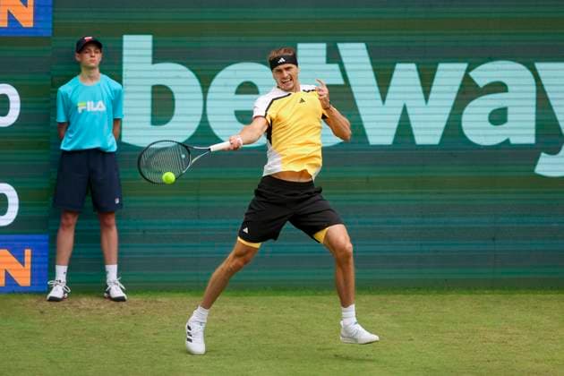Alexander Zverev (Germany) kontrolliert den Ball, TERRA WORTMANN Open 2024, Oscar Otte vs Alexander Zverev, Gerry-Weber-Stadion, 18.06.2024, Halle, Deutschland.