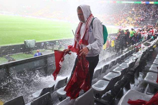 Turkey v Georgia 18 June 2024, Dortmund - UEFA EUROs - Group F - Turkey v Georgia - Water pours through the roof and onto the Georgia fans and the stadium seats - Photo: Charlotte Wilson Offside. Dortmund Germany Copyright: xCharlottexWilsonx xOffsidexOffside