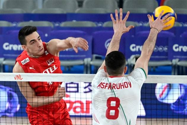 Volleyball, Nations League, Bulgarien - Türkei Ljubljana, Slovenia, June 18st 2024: Kaan Gurbuz of Turkey (L) in action against Asparuh Asparuhov of Bulgaria (R) during the FIVB Men s Volleyball Nations League match between Bulgaria and Turkey at Arena Stozice, Ljubljana, Slovenia. (Igor Kupljenik SPP) Copyright: xIgorxKupljenikx xSPPx spp-en-IgKuSp-IKO_0278