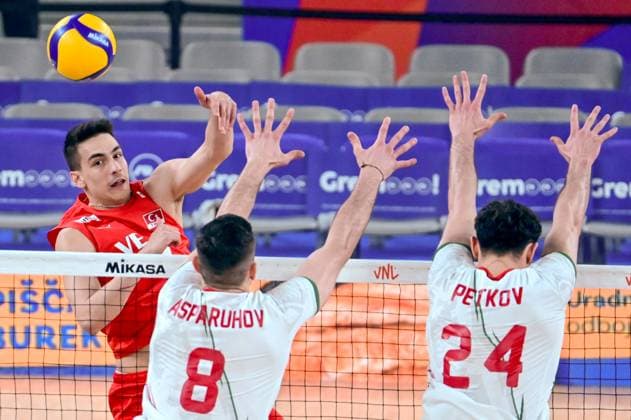 Volleyball, Nations League, Bulgarien - Türkei Ljubljana, Slovenia, June 18st 2024: Kaan Gurbuz of Turkey (L) in action against Asparuh Asparuhov of Bulgaria (C) during the FIVB Men s Volleyball Nations League match between Bulgaria and Turkey at Arena Stozice, Ljubljana, Slovenia. (Igor Kupljenik SPP) Copyright: xIgorxKupljenikx xSPPx spp-en-IgKuSp-IKO_0289