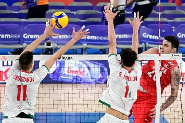 Volleyball, Nations League, Bulgarien - Türkei Ljubljana, Slovenia, June 18st 2024: Efe Bayram of Turkey (R) in action against Aleks Grozdanov of Bulgaria (L) during the FIVB Men s Volleyball Nations League match between Bulgaria and Turkey at Arena Stozice, Ljubljana, Slovenia. (Igor Kupljenik SPP) Copyright: xIgorxKupljenikx xSPPx spp-en-IgKuSp-IKO_0319